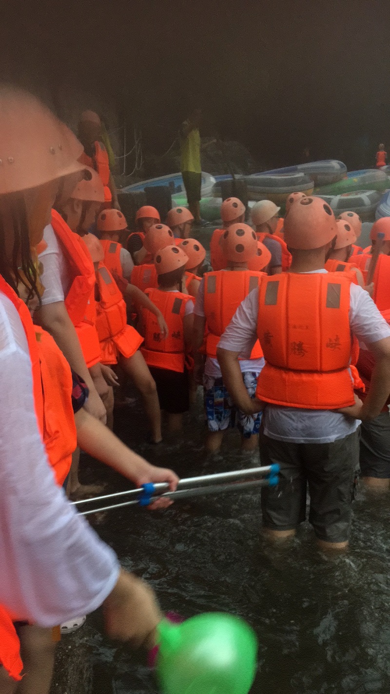 嬉戲在清洌涼爽的山水之間