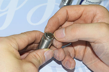 用什么快干膠水粘金屬好？ 聚厲牌金屬快干膠因低白化高強(qiáng)度而熱銷