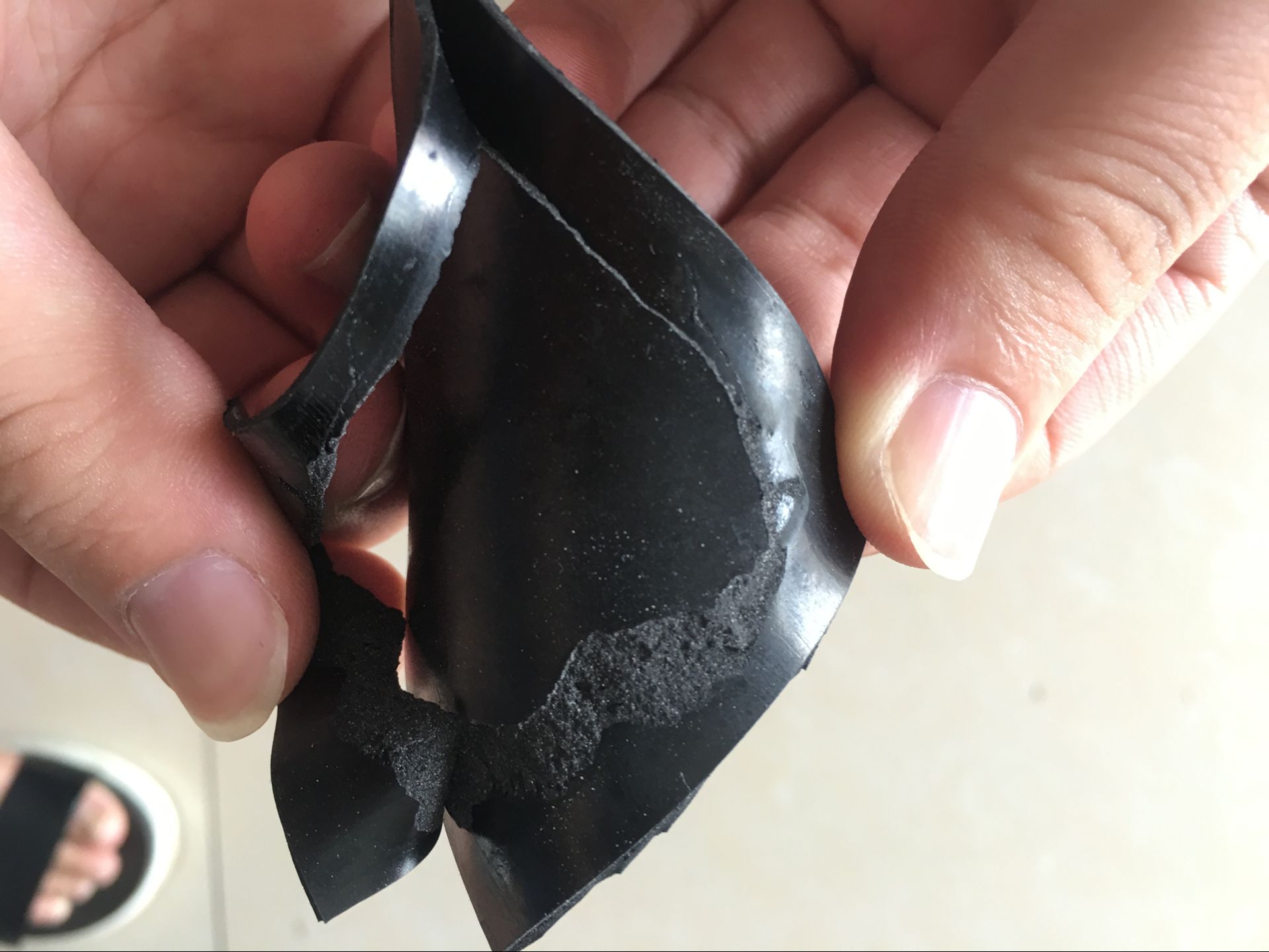粘橡膠材質(zhì)的膠水