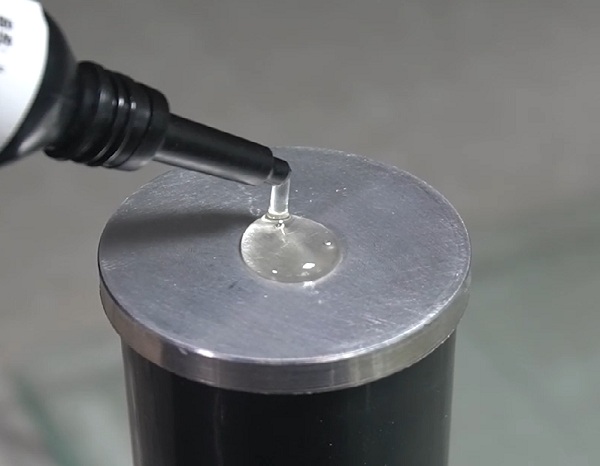 什么膠水可以粘金屬和玻璃?用高強度無膠痕的玻璃粘金屬UV膠水！