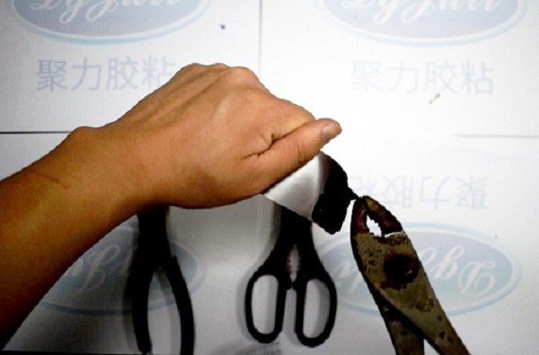 有什么膠水可以粘鐵和塑料?小面積的用定位快強(qiáng)度高的瞬間膠水！